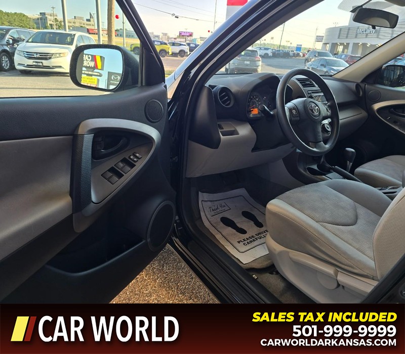 Toyota RAV4 Vehicle Full-screen Gallery Image 7