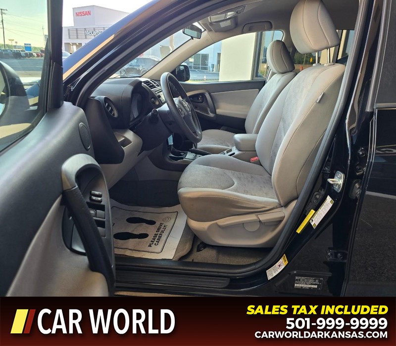 Toyota RAV4 Vehicle Full-screen Gallery Image 8