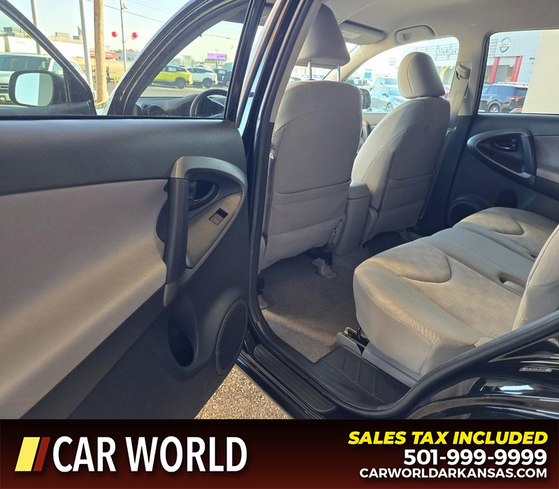 Toyota RAV4 Vehicle Full-screen Gallery Image 9