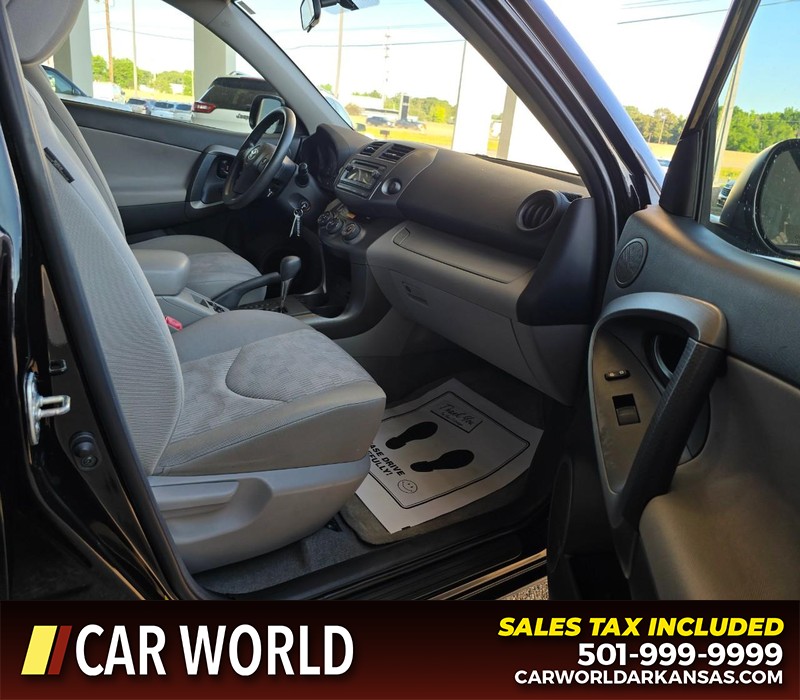 Toyota RAV4 Vehicle Full-screen Gallery Image 11