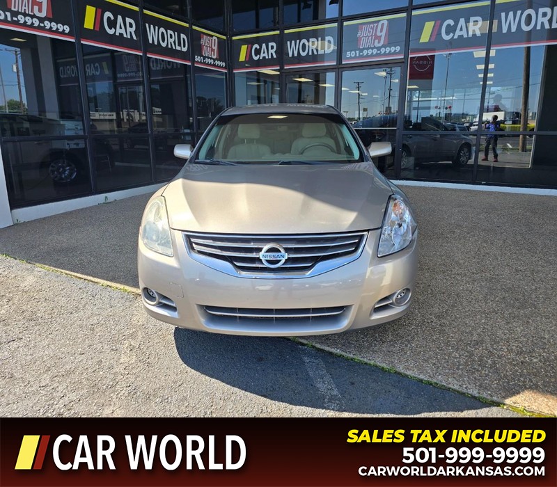 Nissan Altima Vehicle Full-screen Gallery Image 2