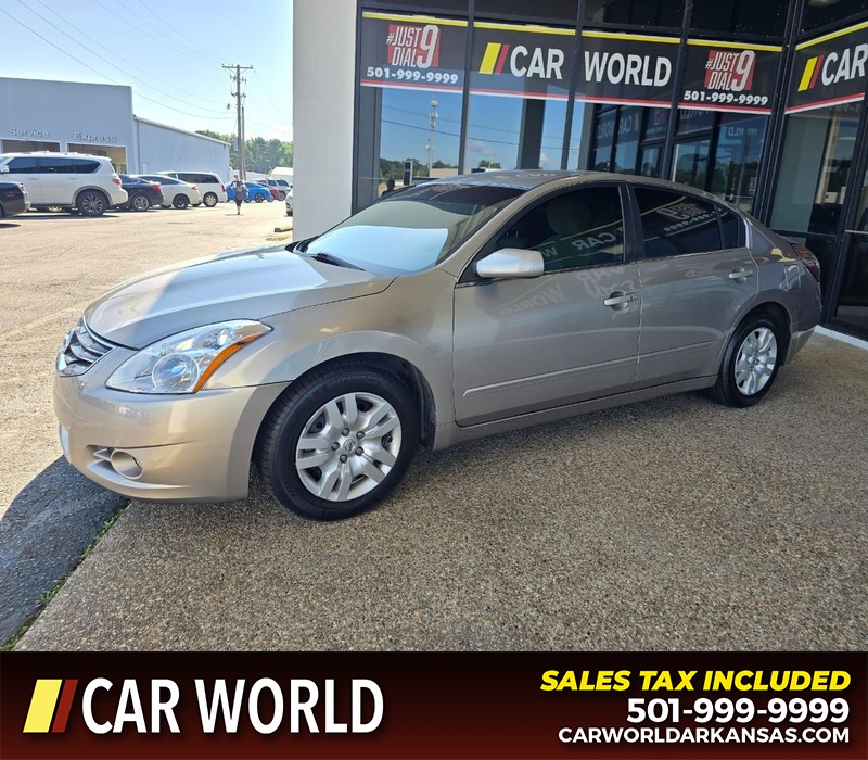 Nissan Altima Vehicle Full-screen Gallery Image 3