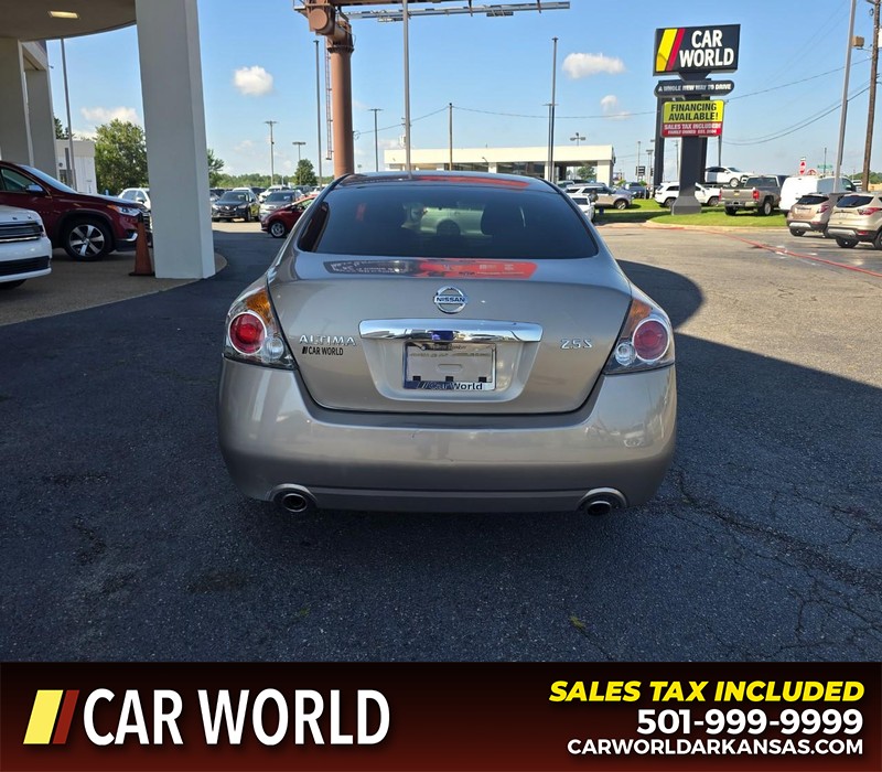 Nissan Altima Vehicle Full-screen Gallery Image 5