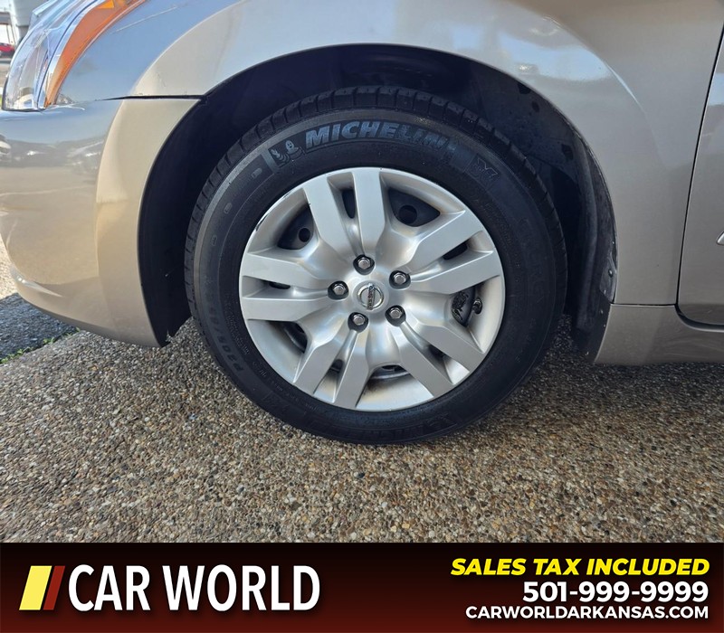 Nissan Altima Vehicle Full-screen Gallery Image 6