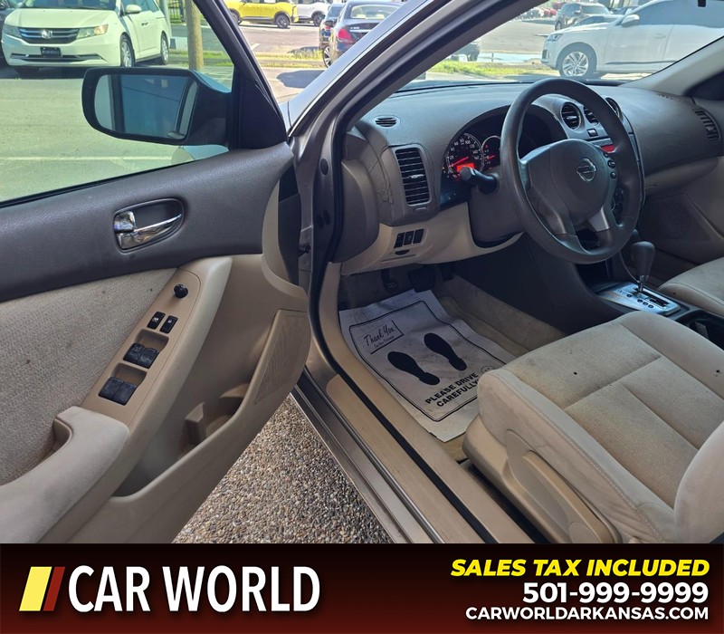 Nissan Altima Vehicle Full-screen Gallery Image 7