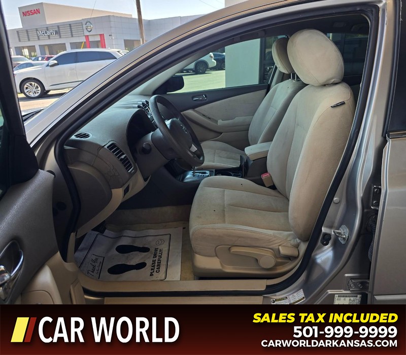 Nissan Altima Vehicle Full-screen Gallery Image 8