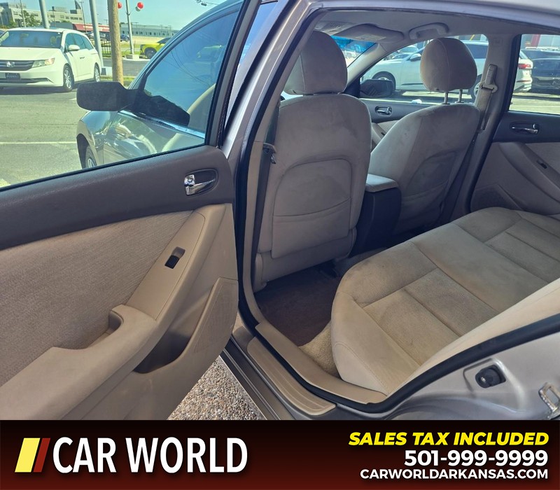 Nissan Altima Vehicle Full-screen Gallery Image 9