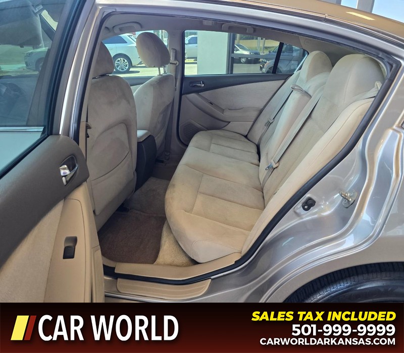 Nissan Altima Vehicle Full-screen Gallery Image 10