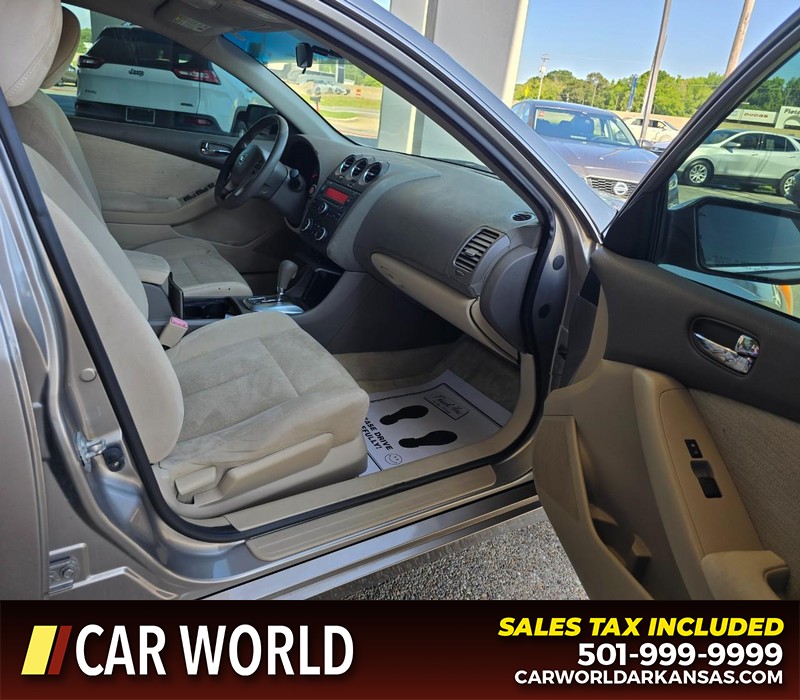 Nissan Altima Vehicle Full-screen Gallery Image 11