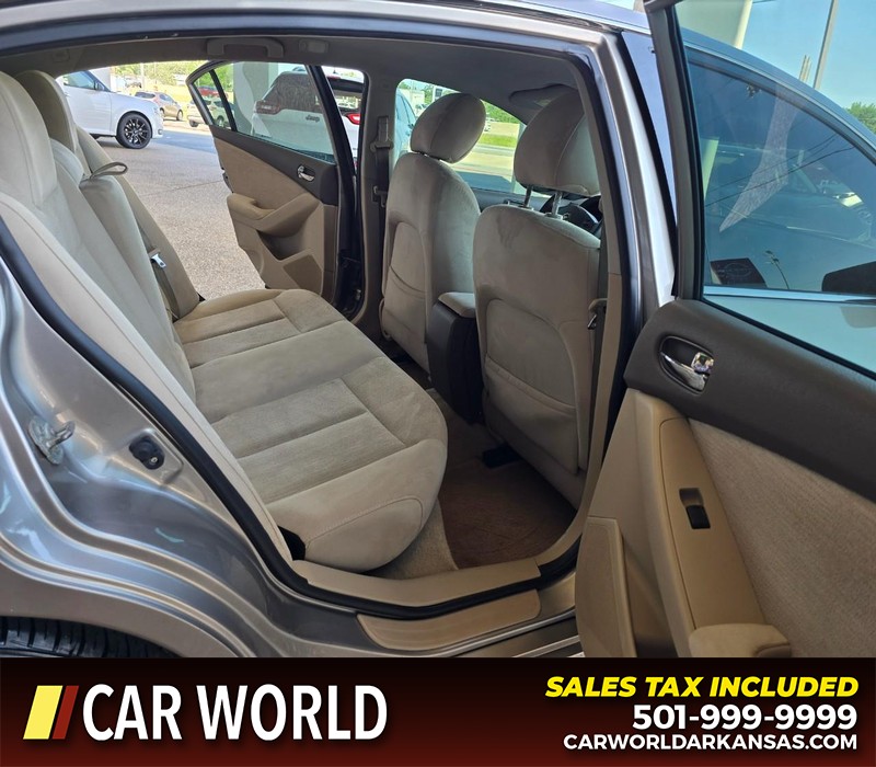 Nissan Altima Vehicle Full-screen Gallery Image 12