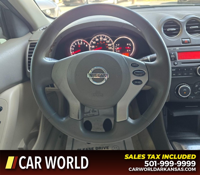 Nissan Altima Vehicle Full-screen Gallery Image 14
