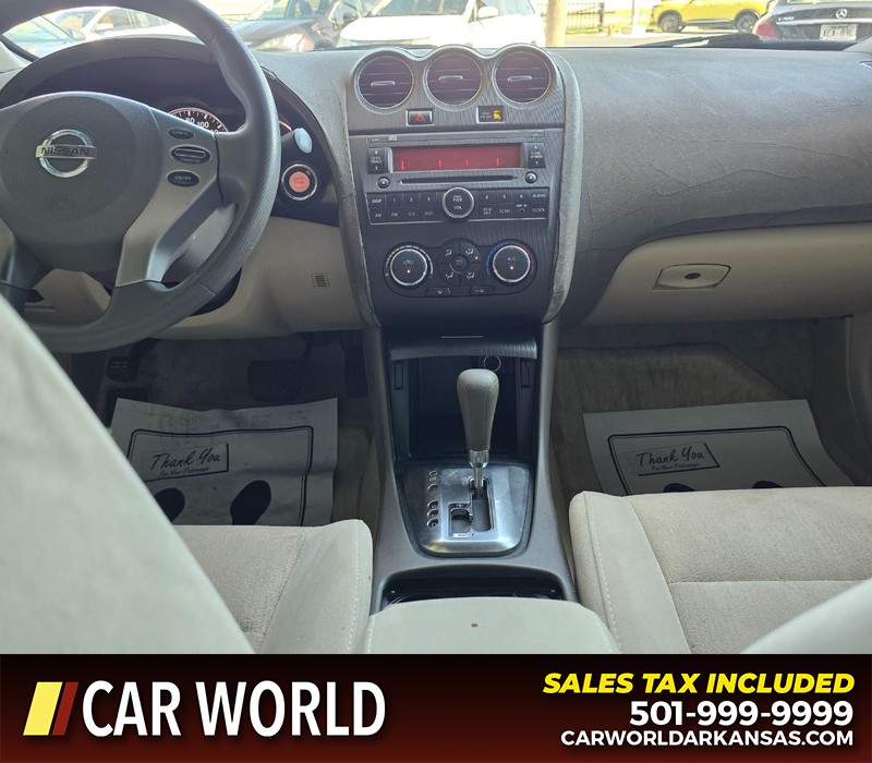 Nissan Altima Vehicle Full-screen Gallery Image 17