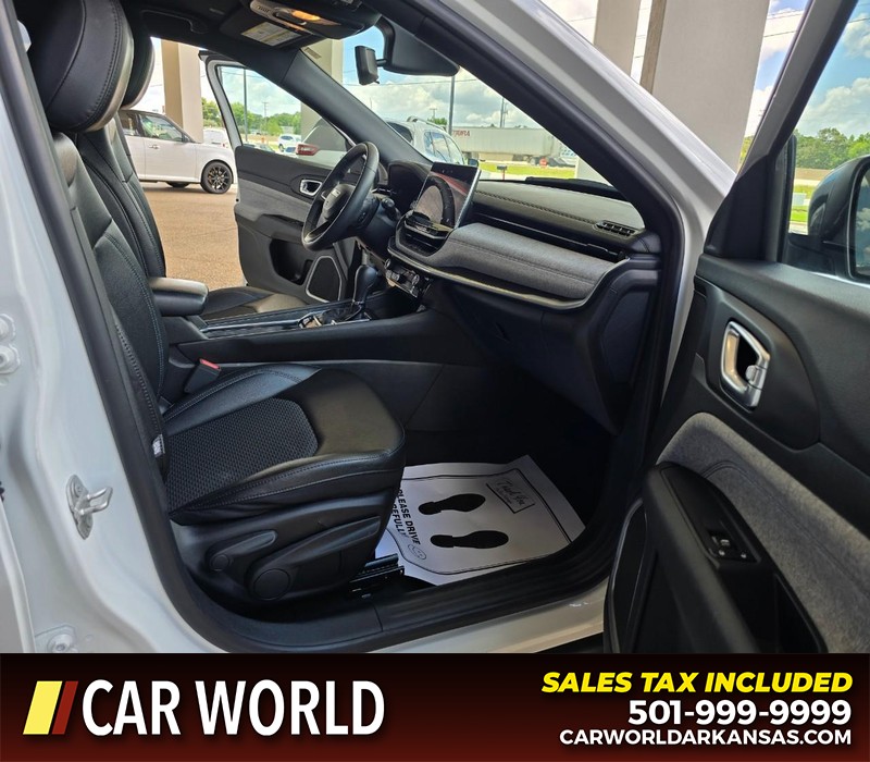 Jeep Compass Vehicle Full-screen Gallery Image 12