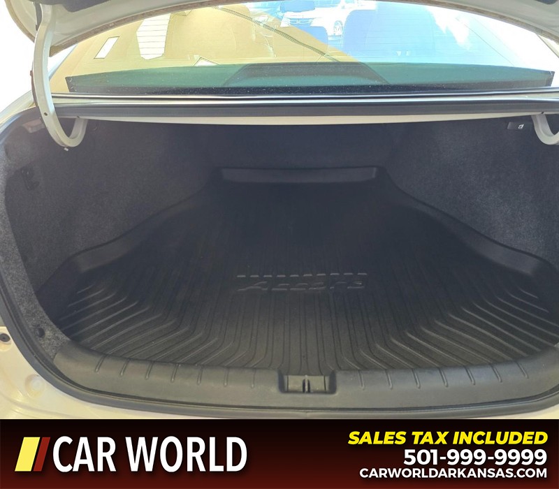Honda Accord Sedan Vehicle Full-screen Gallery Image 13