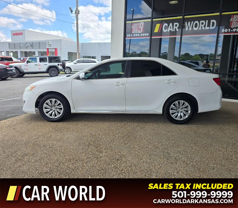 Toyota Camry Vehicle Full-screen Gallery Image 4