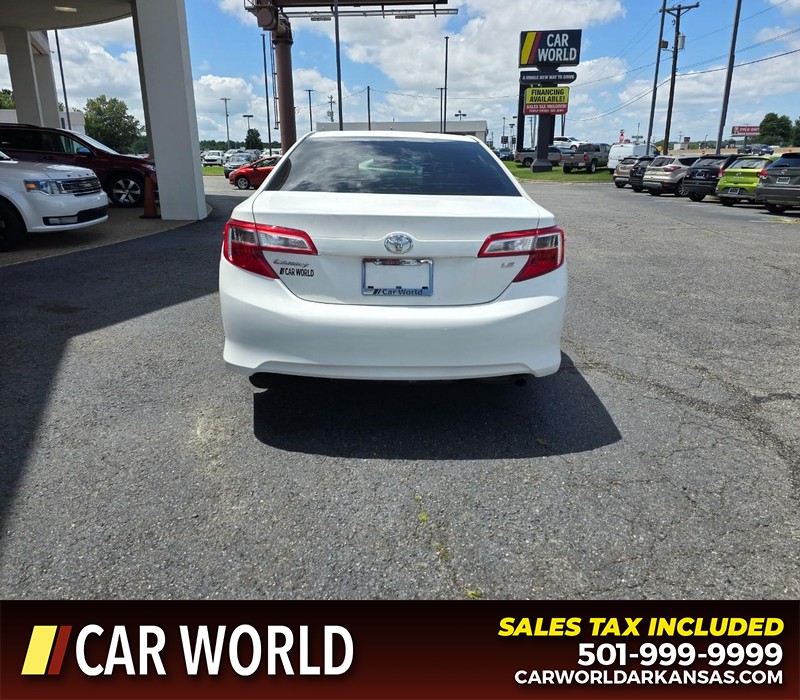 Toyota Camry Vehicle Full-screen Gallery Image 5