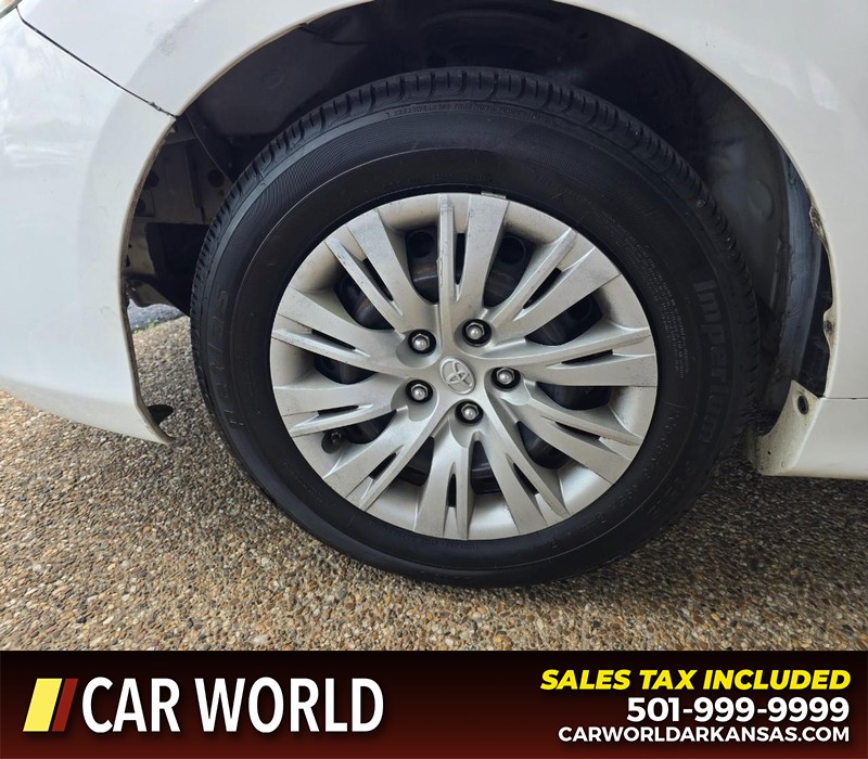 Toyota Camry Vehicle Full-screen Gallery Image 6