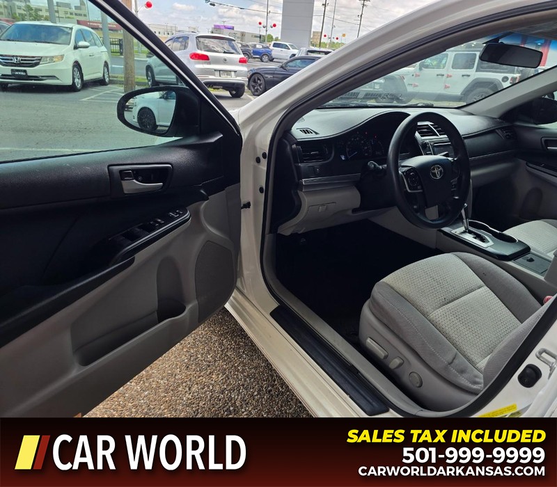 Toyota Camry Vehicle Full-screen Gallery Image 7