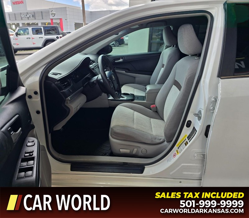 Toyota Camry Vehicle Full-screen Gallery Image 8