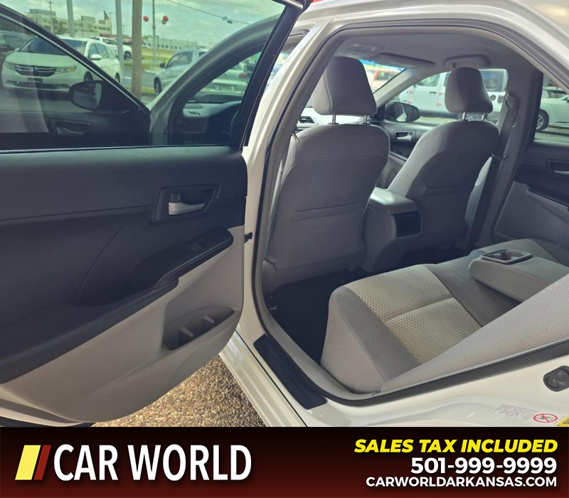 Toyota Camry Vehicle Full-screen Gallery Image 9