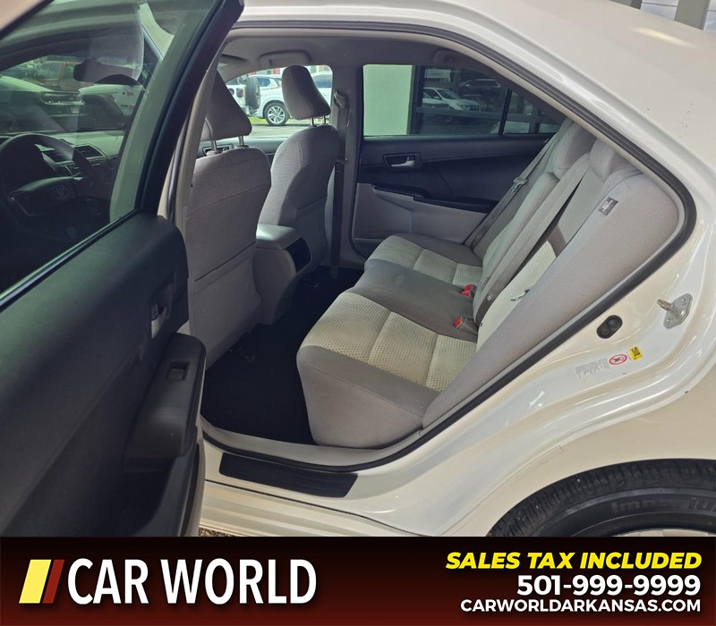 Toyota Camry Vehicle Full-screen Gallery Image 10