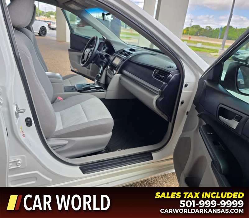 Toyota Camry Vehicle Full-screen Gallery Image 11