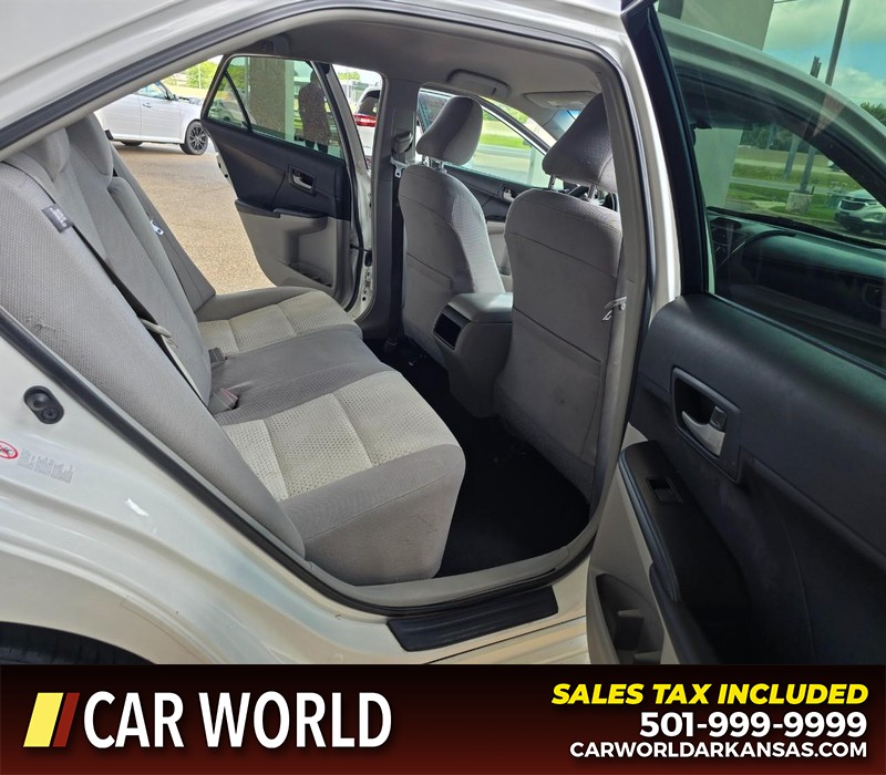 Toyota Camry Vehicle Full-screen Gallery Image 12