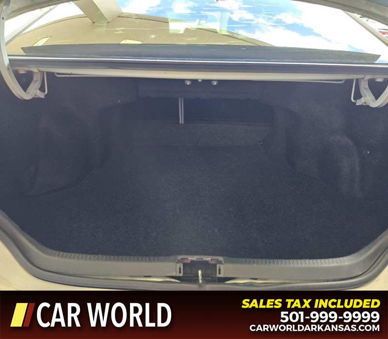 Toyota Camry Vehicle Full-screen Gallery Image 13