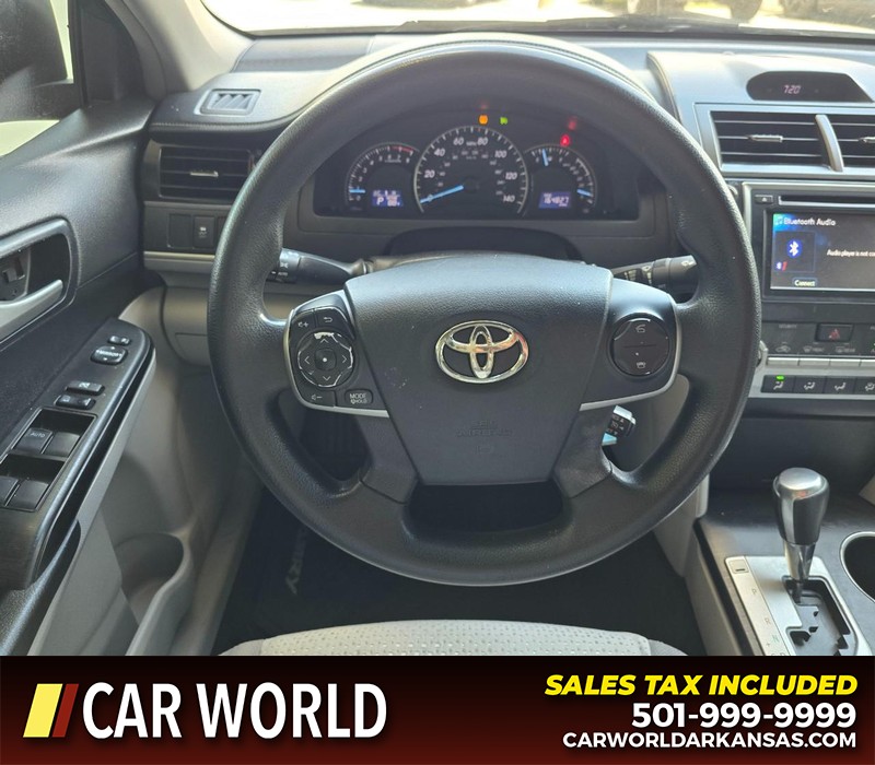 Toyota Camry Vehicle Full-screen Gallery Image 14