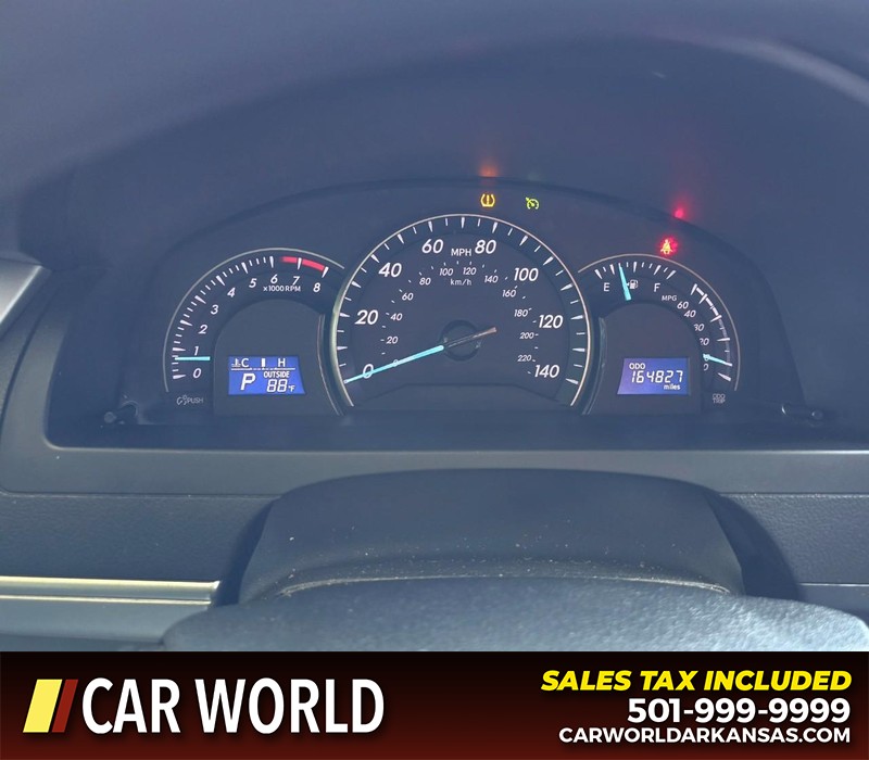 Toyota Camry Vehicle Full-screen Gallery Image 16