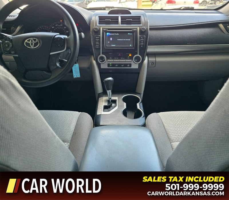 Toyota Camry Vehicle Full-screen Gallery Image 17