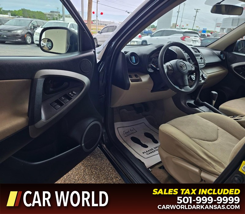 Toyota RAV4 Vehicle Full-screen Gallery Image 7