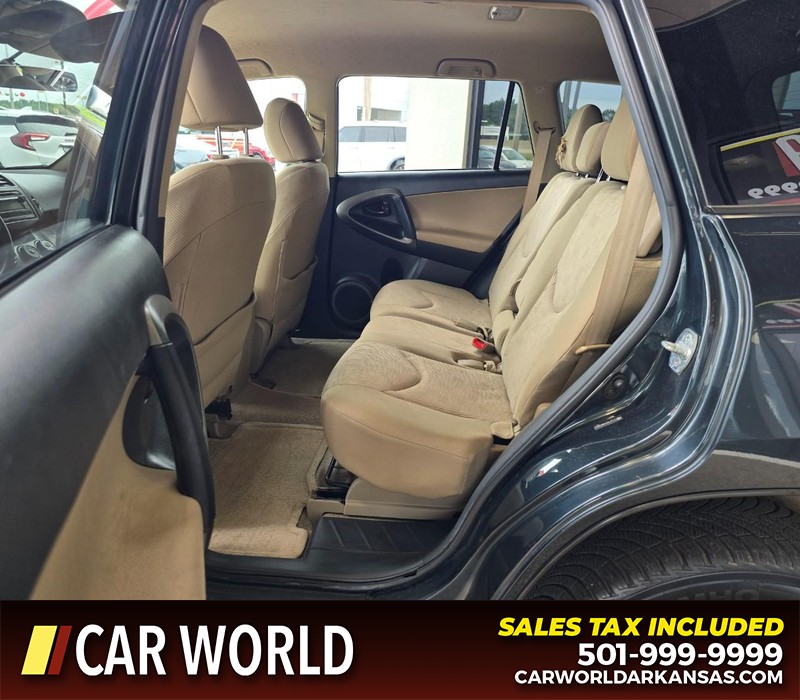 Toyota RAV4 Vehicle Full-screen Gallery Image 10