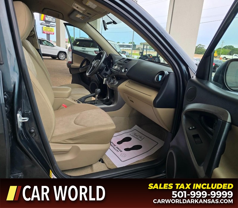 Toyota RAV4 Vehicle Full-screen Gallery Image 11
