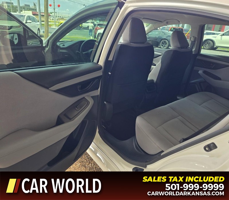 Subaru Legacy Vehicle Full-screen Gallery Image 9