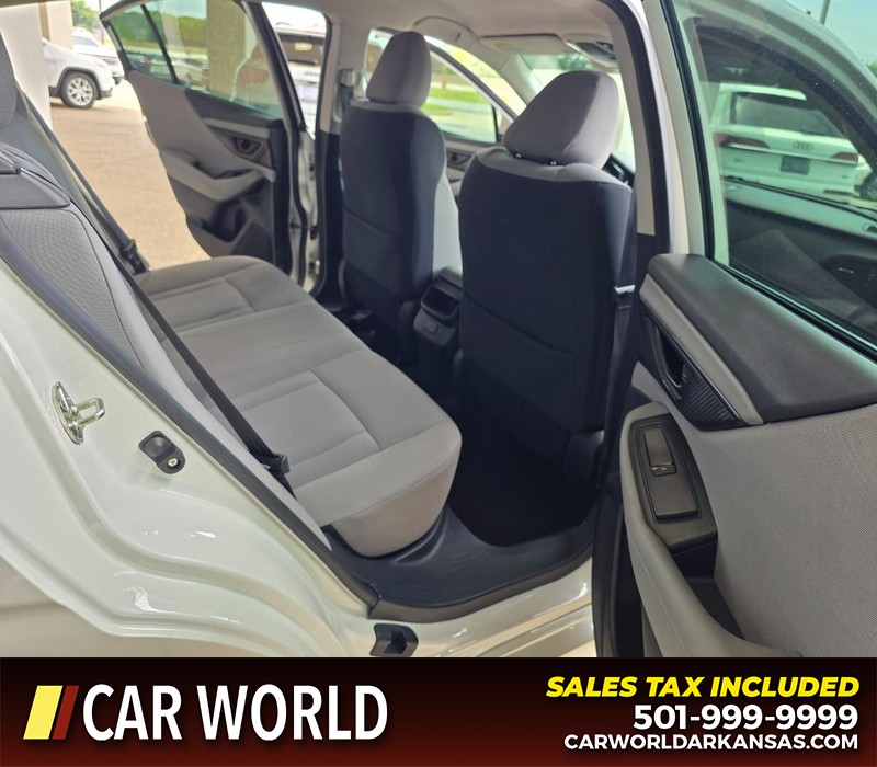 Subaru Legacy Vehicle Full-screen Gallery Image 12