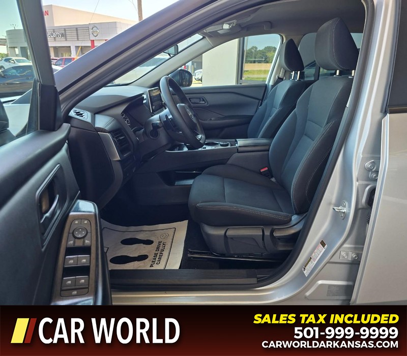 Nissan Rogue Vehicle Full-screen Gallery Image 8