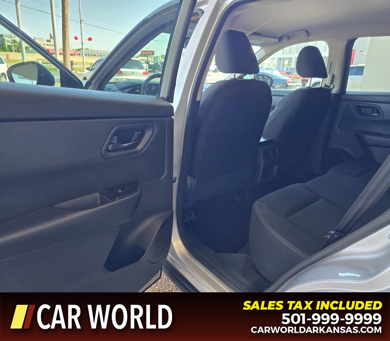 Nissan Rogue Vehicle Full-screen Gallery Image 9