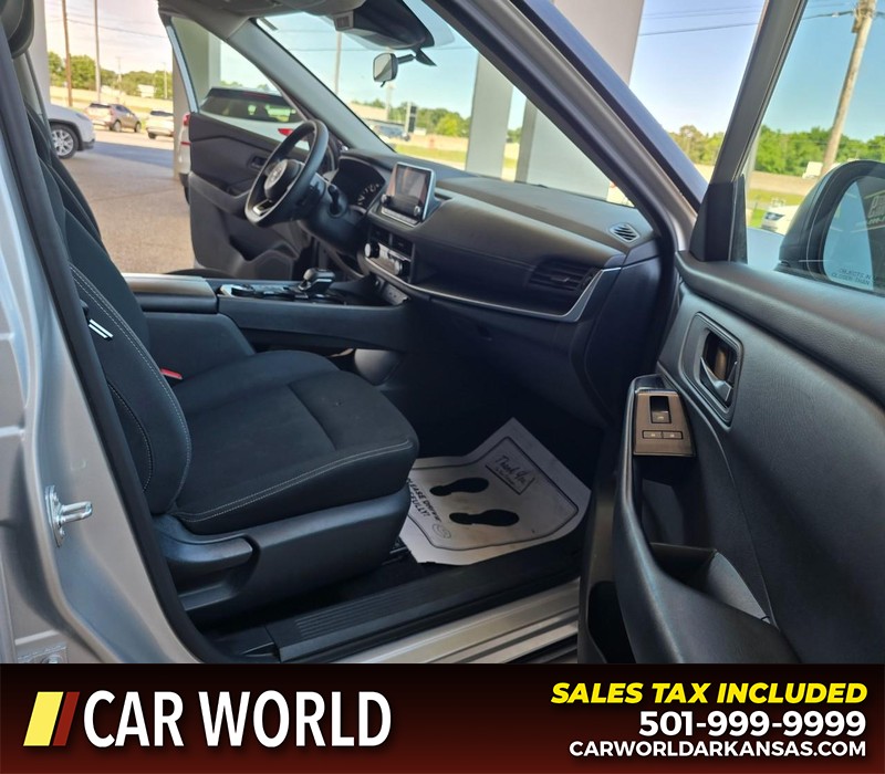 Nissan Rogue Vehicle Full-screen Gallery Image 11