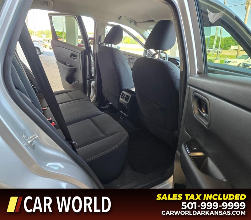 Nissan Rogue Vehicle Full-screen Gallery Image 13