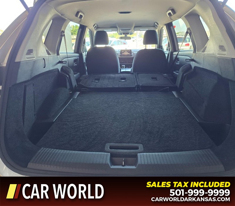 Nissan Rogue Vehicle Full-screen Gallery Image 15