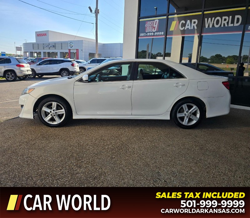 Toyota Camry Vehicle Full-screen Gallery Image 4
