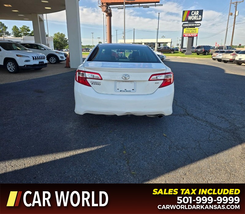 Toyota Camry Vehicle Full-screen Gallery Image 5