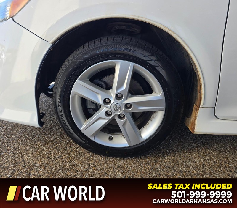 Toyota Camry Vehicle Full-screen Gallery Image 6