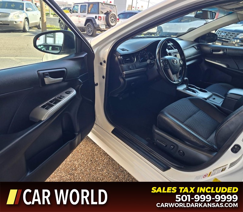 Toyota Camry Vehicle Full-screen Gallery Image 7