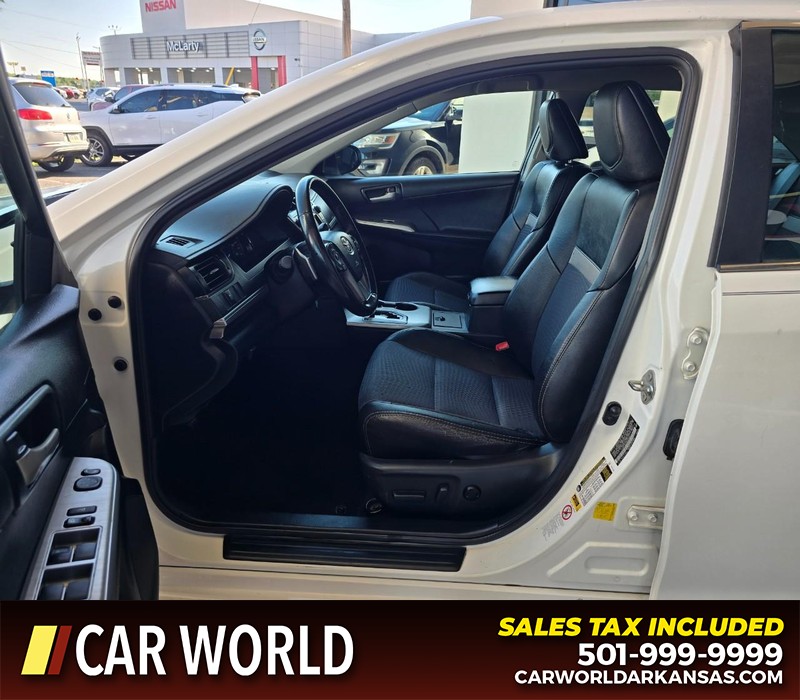 Toyota Camry Vehicle Full-screen Gallery Image 8