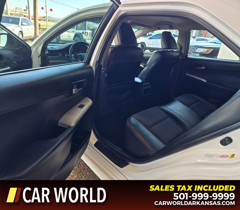 Toyota Camry Vehicle Full-screen Gallery Image 9