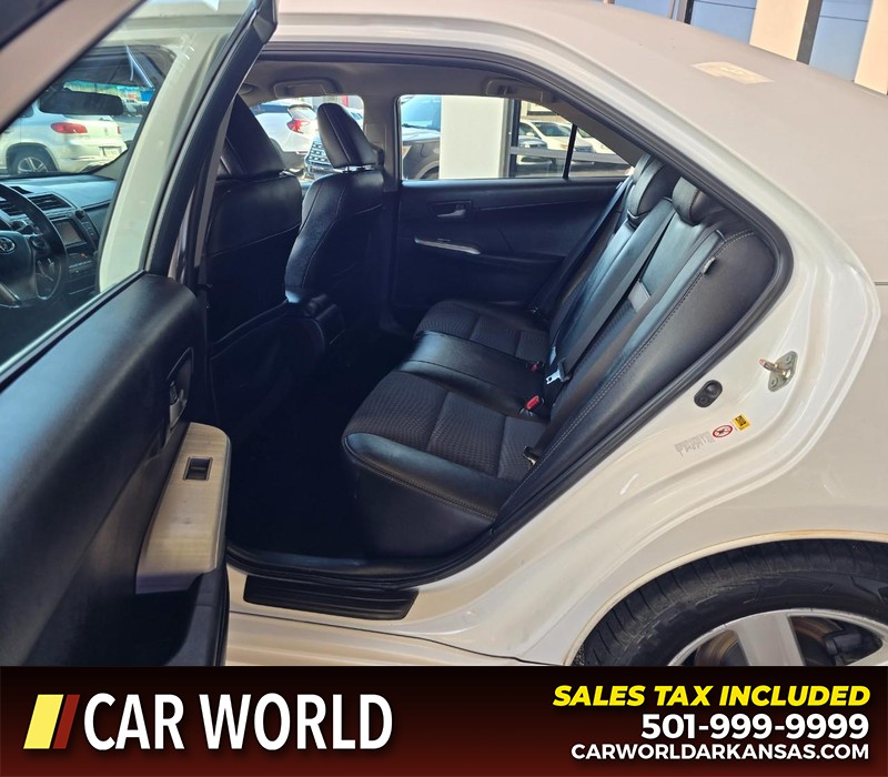 Toyota Camry Vehicle Full-screen Gallery Image 10