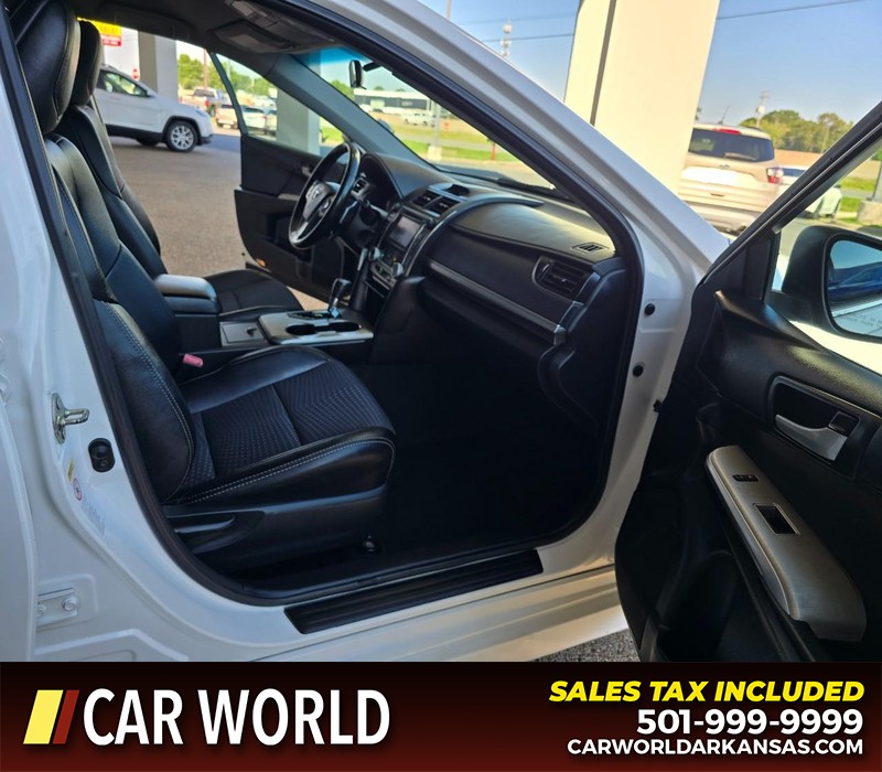 Toyota Camry Vehicle Full-screen Gallery Image 11