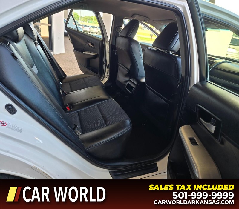 Toyota Camry Vehicle Full-screen Gallery Image 12